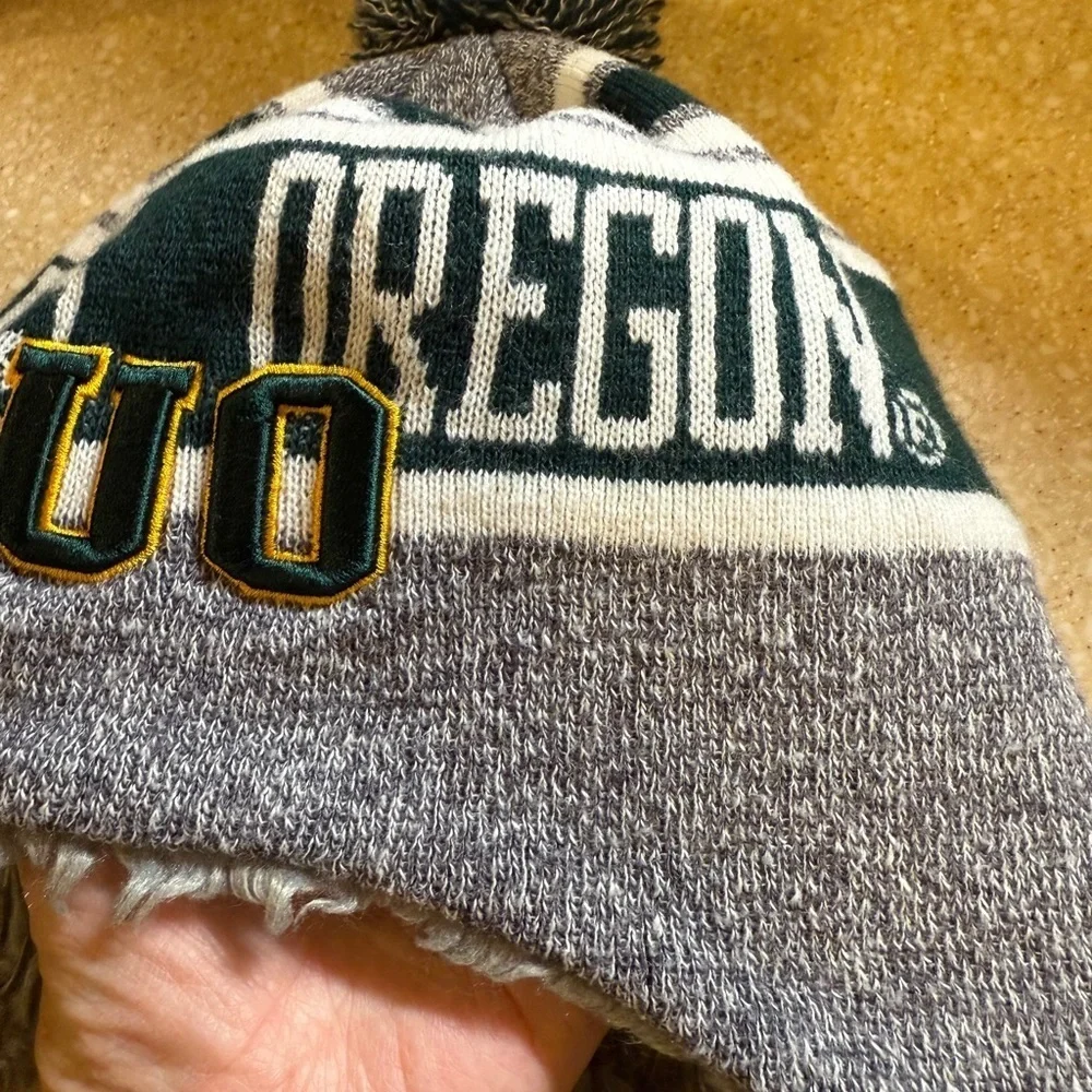 OREGON DUCKS UofO Green and Gray Knitted Winter Hat with Pop Pom